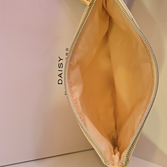 NIB Marc Jacobs Daisy Cosmetic Pouch in Cream and Gold With Travel Treats - Picture 3 of 4